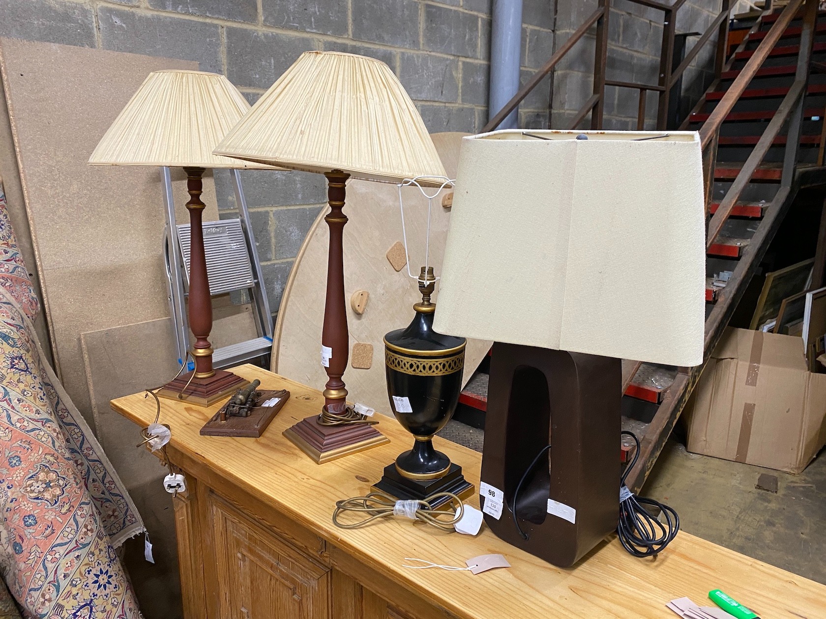 Four modern table lamps and a small brass model cannon